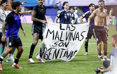Reino Unido pede à FIFA investigação a faixa sobre Malvinas exibida por jogadores da seleção argentina