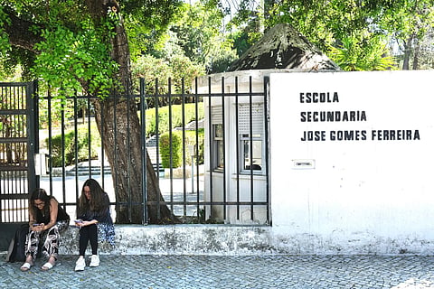 Estudantes continuam à espera.