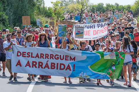 "As praias são públicas. Não aos reis!". Protesto reúne centenas de pessoas em Setúbal (veja imagens)