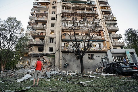 Uma das áreas residenciais de Kiev atingidas pelos ataques russos deste domingo. 