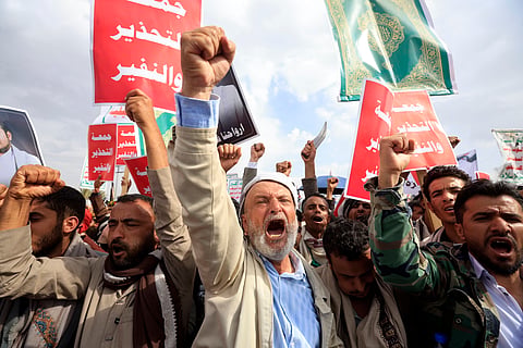 Apoiantes dos houthis numa manifestação contra a Arábia Saudita em Saná, Iémen.