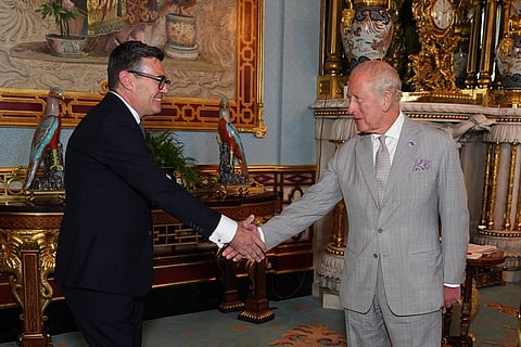 Burnham foi recebido por Carlos III, aceitando o cargo de primeiro-ministro.