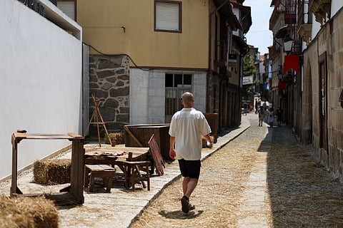 O centro histórico medieval de Guimarães, caracterizado por ruelas estreitas, são o grande desafio à entrega de produtos e à circulação motorizada.