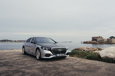 Entre as grandes alterações neste novo Maybach S está a grelha, que é 20% maior e tem um contorno luminoso