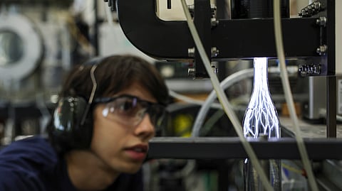 Um momento da produção do grafeno no laboratório do Instituto de Plasmas e Fusão Nuclear, no Instituto Superior Técnico, sob a observação atenta do mestrando / estagiário Pedro Nobre.