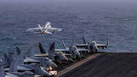 Um F-18 descola do USS Abraham Lincoln, um dos dois porta-aviões de onde os EUA têm lançado ataques ao Irão.