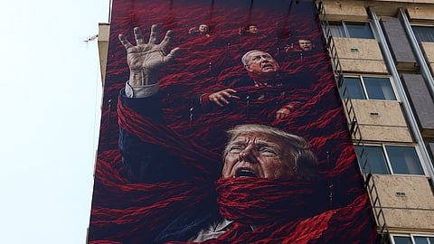 Mural em Teerão representa Donald Trump e Benjamin Netanyahu a afogarem-se.