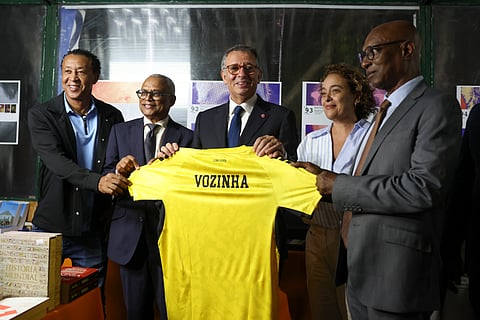 Presidente da República, António José Seguro, recebeu, em Cabo Verde, a camisola do guarda-redes 'Vozinha', uma das estrelas dos Tubarões Azuis no Mundial 2026 