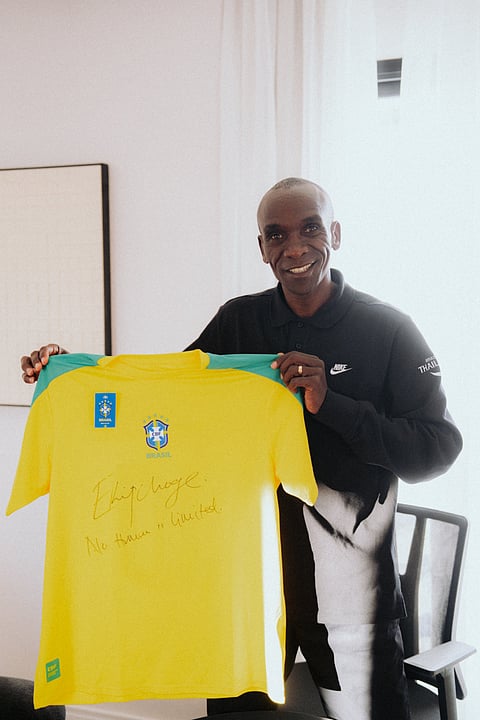 Camiseta com a assinatura do atleta é uma das peças do leilão. 
