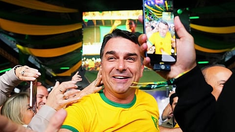 Flávio Bolsonaro procura mulher para compromisso eleitoral sério