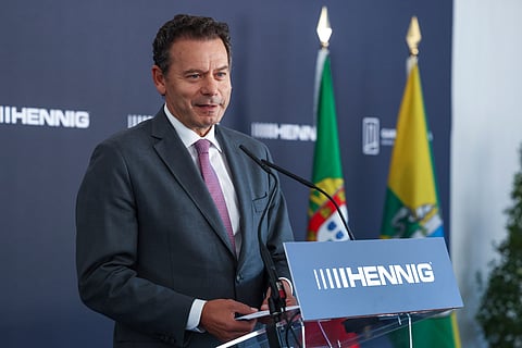 O primeiro-ministro, Luís Montenegro, durante a sessão de lançamento da obra de construção da fábrica da Hennig Portugal, esta quinta-feira em Alhadas, Figueira da Foz