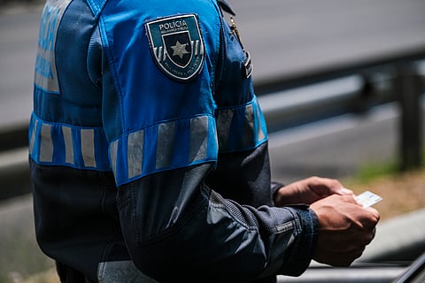 Os burlões utilizam um terminal de pagamento automático portátil ou um telemóvel já preparado para receber o pagamento.