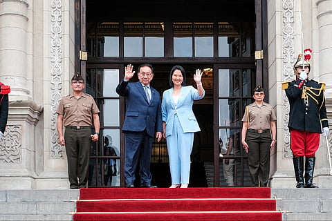Keiko Fujimori com o presidente interino José María Balcázar. Ela será a décima presidente em dez anos.