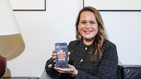 A senadora é da Big Island ou Hawai’i, a Ilha Grande, a maior do Havai, mesmo que seja em Oahu que fica Honolulu, a capital.