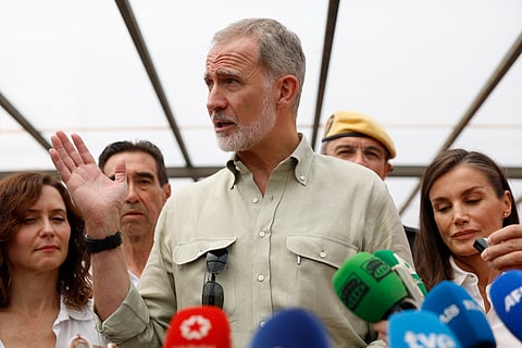 Ao lado de Isabel Díaz Ayuso (esq.)  e de Letizia (dir. ), Felipe VI lamentou a perda "incalculável" de património natural e deixou palavras de alento para quem combate os fogos. 