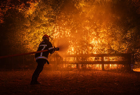 Estes incêndios só podem ser combatidos “eventualmente na cauda e nos flancos”.