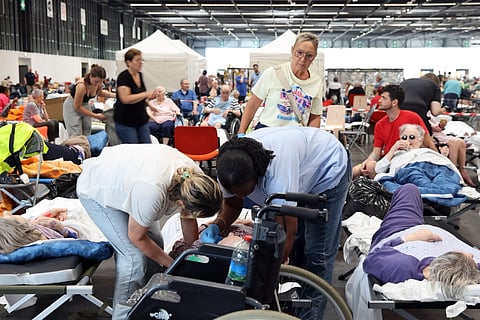 População evacuada no centro de exposições de Bordéus, no sudoeste de França, no dia 26 julho de 2026.