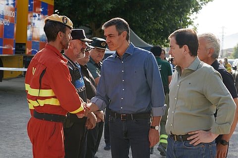Primeiro-ministro espanhol Pedro Sánchez, com o presidente da Castela e Leão, Alfonso Fernandez Mañueco, no centro de controlo de bombeiros em Ávila, Espanha. 