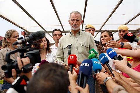 Rei Felipe VI  visitou o pavilhão desportivo da Câmara Municipal de Villamanta que acolhe 200 pessoas evacuadas das suas casas.