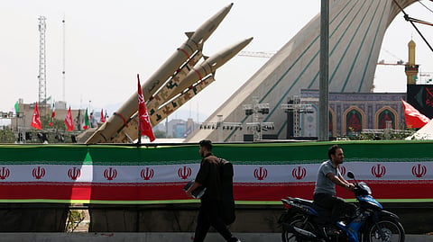 Mísseis iranianos do tipo Zolfaghar em exposição na Praça Azadi, em Teerão.
