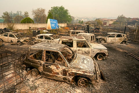 Carros queimados em Casavieja, Ávila (Espanha).