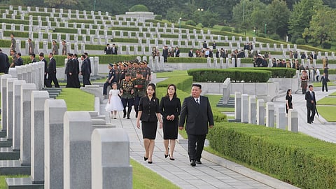Kim Jong-un, junto com a filha e a mulher, no aniversário do 73.º aniversário do Armistício, em fotos partilhadas pela agência de notícias estatal KCNA.