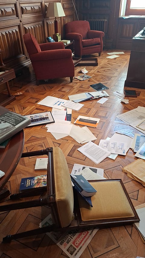 Deputado Francisco Gomes foi autorizado pela GNR a tirar fotos do estado em que o gabinete foi encontrado.
