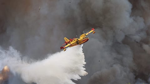 Meios aéreos ajudam a combater as chamas em Gironda.