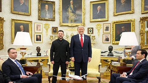 Zelensky e Trump sorriem, ladeados de Kyrylo Budanov (chefe do gabinete presidencial) e de Marco Rubio (secretário de Estado).