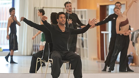 Marcelino Sambé, no Teatro Camões, num ensaio da peça que está a coreografar para o espetáculo 'Desassossego'. 