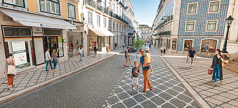 Programa Viva a Rua quer conquistar espaço para peões na zona que Carlos Moedas diz ser o “cartão de visitas” de Lisboa. Numa primeira fase, a intervenção em artérias como a Rua Garrett (na foto) será feita com pintura do pavimento no mesmo padrão existente na calçada portuguesa dos passeios contíguos. 