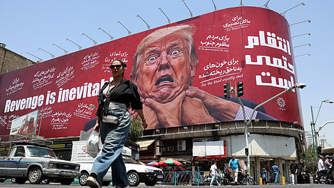 “A vingança é inevitável”, lê-se num mural em Teerão, onde figura Trump. 