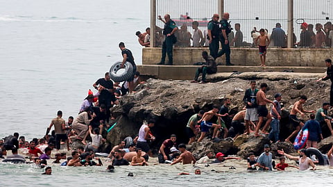 Migrantes entram ilegalmente em Ceuta.