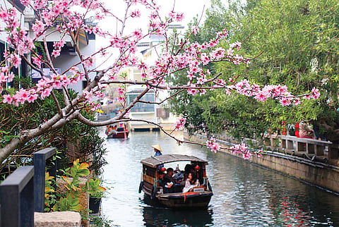 A Rua Pingjiang, em Suzhou, e os seus canais entrecruzados, outrora utilizados pelos barcos de transporte de cereais que entravam na cidade. Hoje são um destino de lazer para os habitantes locais e turistas.