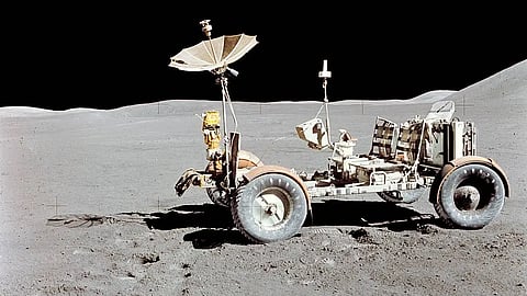 O rover lunar logo depois de ter sido montado pela tripulação da Apollo 15, pronto para a primeira viagem.