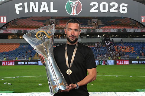 Francesco Farioli, treinador do FC Porto com o troféu da Supertaça.