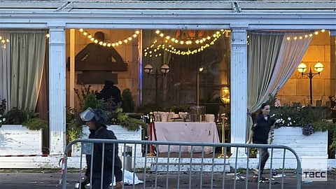 Danos no exterior do restaurante em imagens que circulam nas redes sociais.