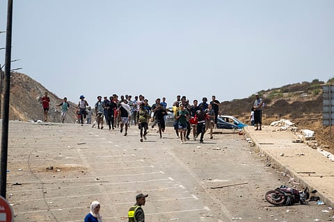 Jovens tentam invadir a passagem de fronteira de Bab Sebta, perto de Fnideq, Marrocos, para forçar a passagem para Ceuta