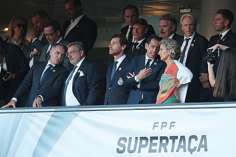 Pedro Proença, presidente da FPF, ladeado à direita pelo presidente do FC Porto, André Villas-Boas, conversa com a presidente da Câmara de Coimbra, Ana Abrunhosa, no jogo da Supertaça Candido de Oliveira entre FC Porto e Torreense