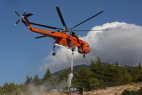 Helicóptero combate as chamas em Attica, na Grécia
