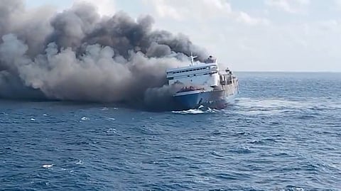 Barco incendiou ao largo da ilha de Madura