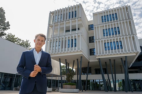 John Leitão, CEO Regional  do Inspired Education Group, frente ao edifício principal do campus da ParK International School, em Alfragide.