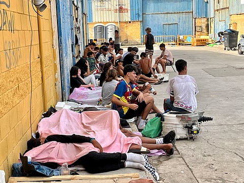 Migrantes nas ruas de Ceuta.