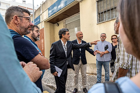 Marco Almeida, no centro da imagem numa das ações de campanha, diz querer “devolver Sintra aos sintrenses”.