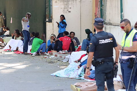 Migrantes que entraram ilegalmente na semana passada continuam em Ceuta.