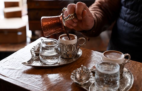 Tomar café: um hábito quotidiano que pode prevenir inflamações cerebrais.