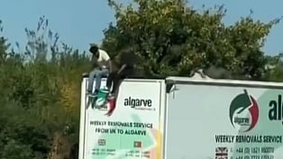 É falso que vídeo mostre quatro migrantes ilegais no Algarve e que mais 100 mil estão a caminho de Marrocos