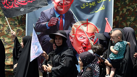 Faixa anti-Trump e anti-Netanyahu em Teerão, onde se celebra o Dia de Arbaeen, que marca o fim do 40.º dia após o dia sagrado xiita de Ashura, que comemora a morte do Imã Hussein na Batalha de Kerbala.