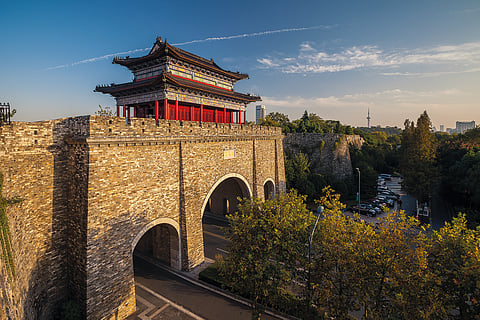 O Portão Yifeng é uma das portas da muralha da Dinastia Ming, em Nanquim. A sua construção original remonta ao início dessa dinastia, tendo sido reconstruído em 2006.