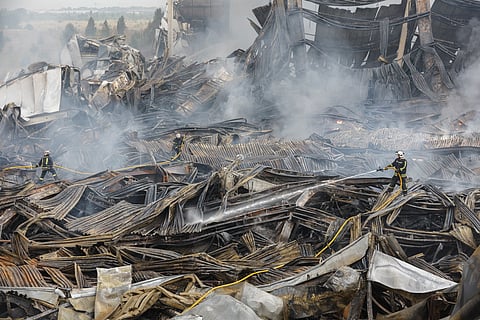 Armazém destruído por um dos mísseis russos na região de Kiev.